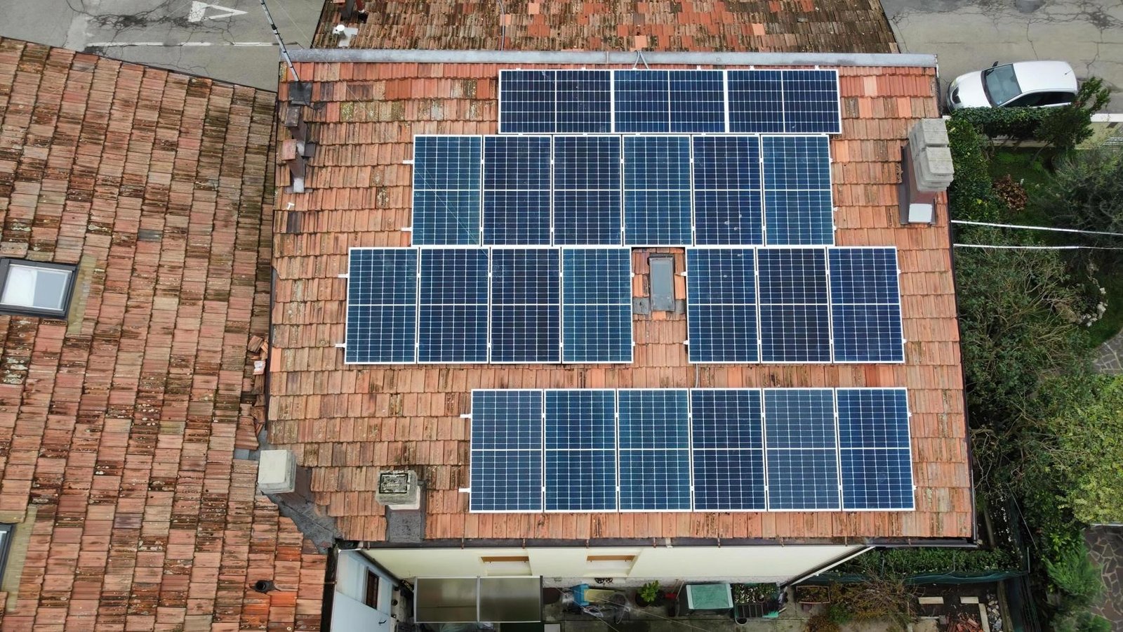 Paneles solares en el techo de una casa
